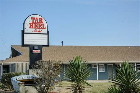 Tar heel motel - Tar Heel Motel се намира в Нагсхед и предлага 2-звездно настаняване с барбекю.